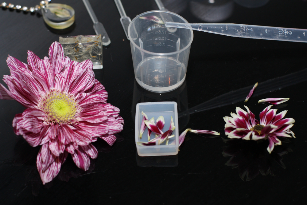 making of resin and flower jewelry by mold